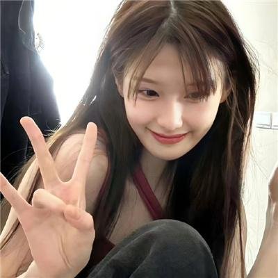 坐在酒吧里吃蛋糕